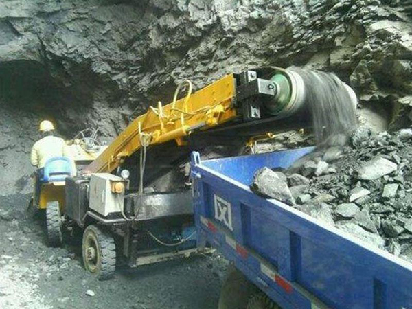 礦用運輸車裝煤